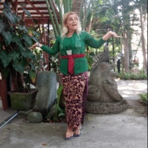 study in bali, swedish girl wearing balinese traditional clothes