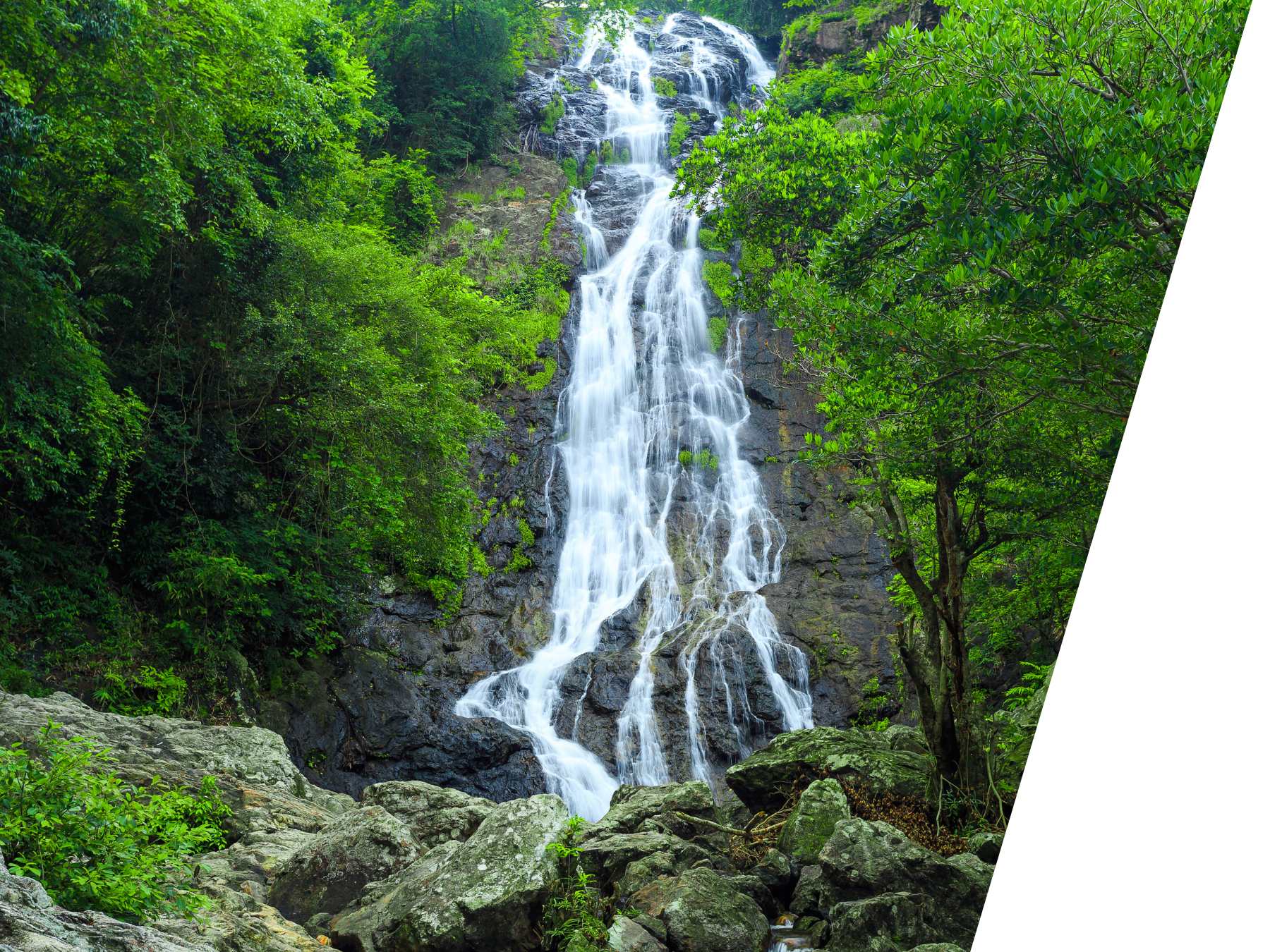 A waterfall inbetween a lot of green nature - perfect place to visit for exchange students who study in Thailand.